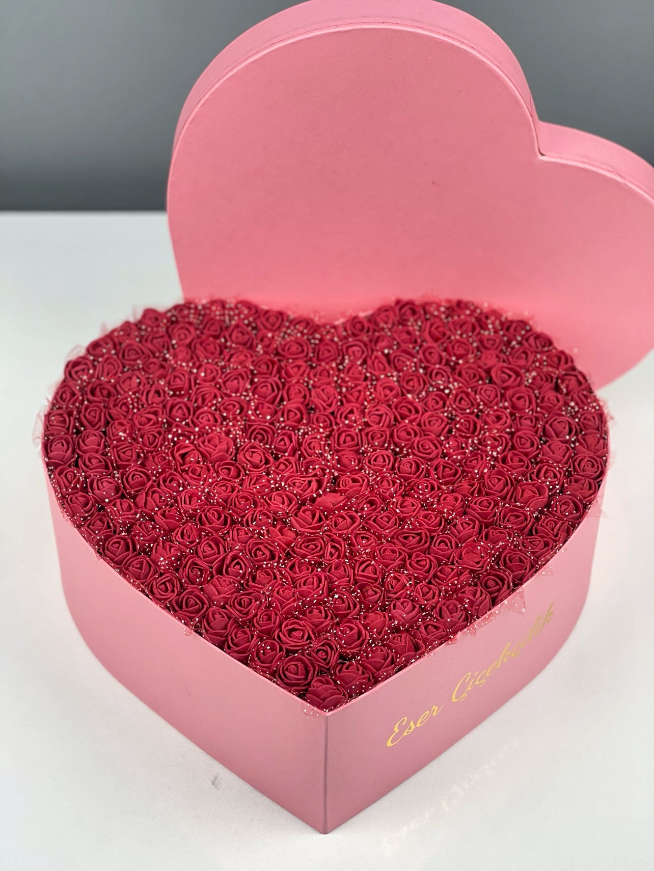 Üstten bakışta 31 cm pembe kalp kutuda bordo güllerin zarif düzeni