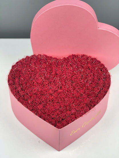 Üstten bakışta 31 cm pembe kalp kutuda bordo güllerin zarif düzeni