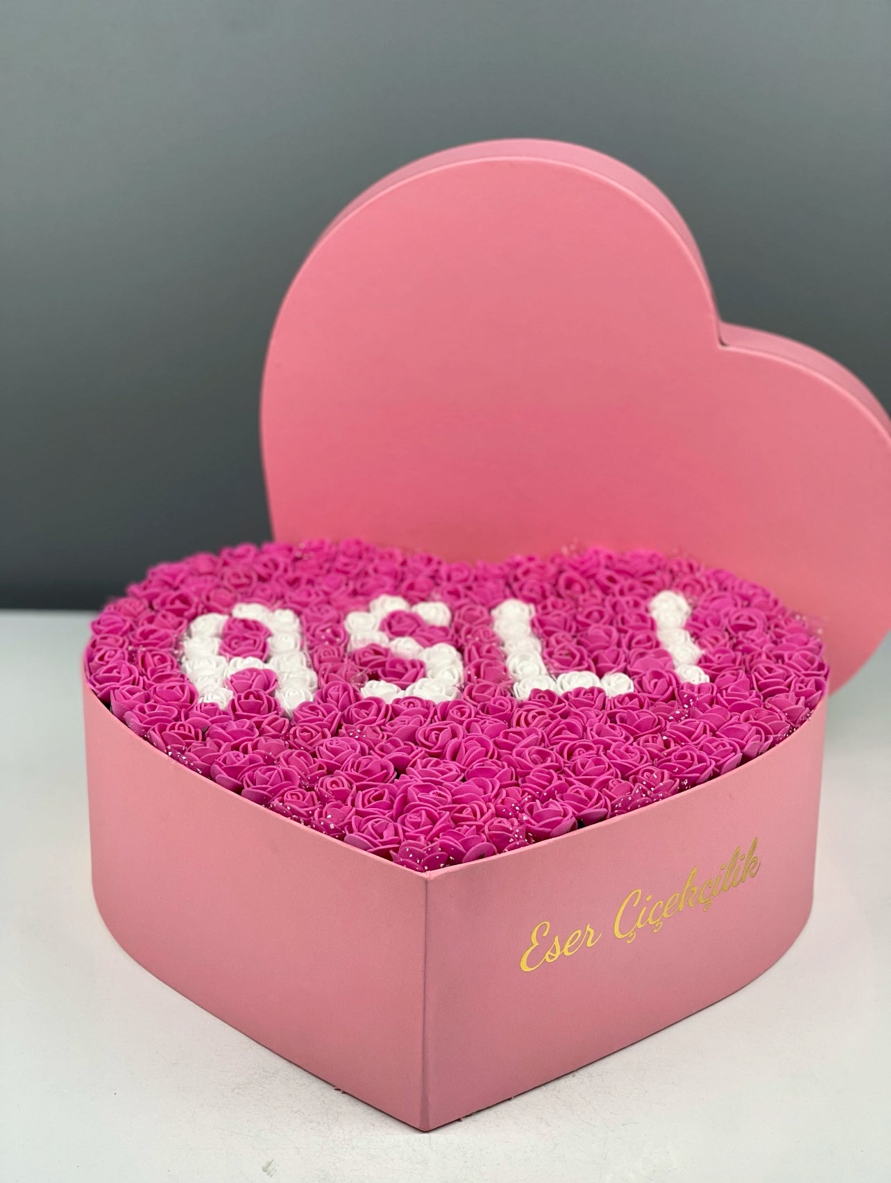 Üstten bakışta 31 cm pembe kalp kutuda fuşya güller ve beyaz isim tasarım