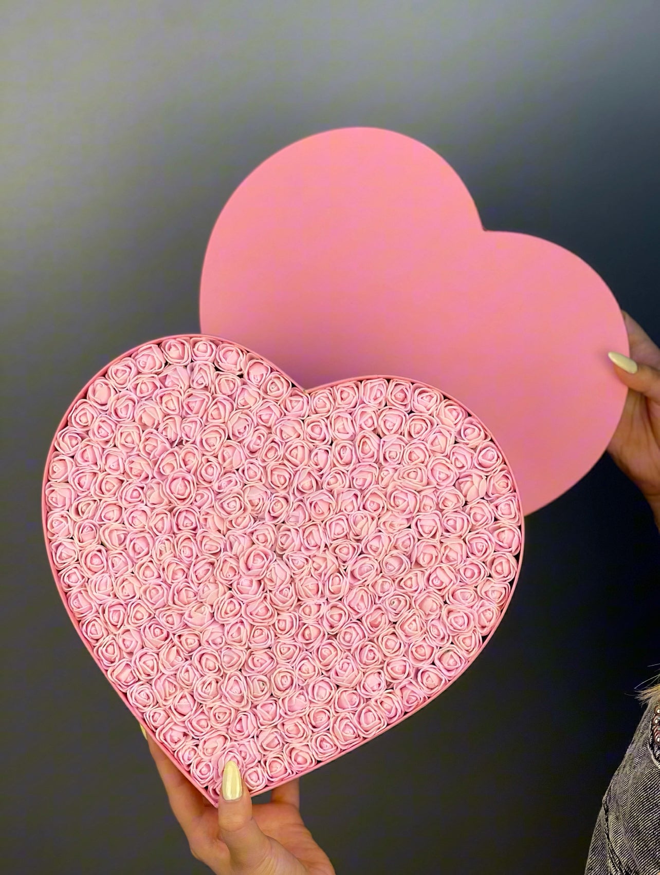 Üstten bakışta 31 cm pembe kutuda pembe lateks güllerin zarif düzeni
