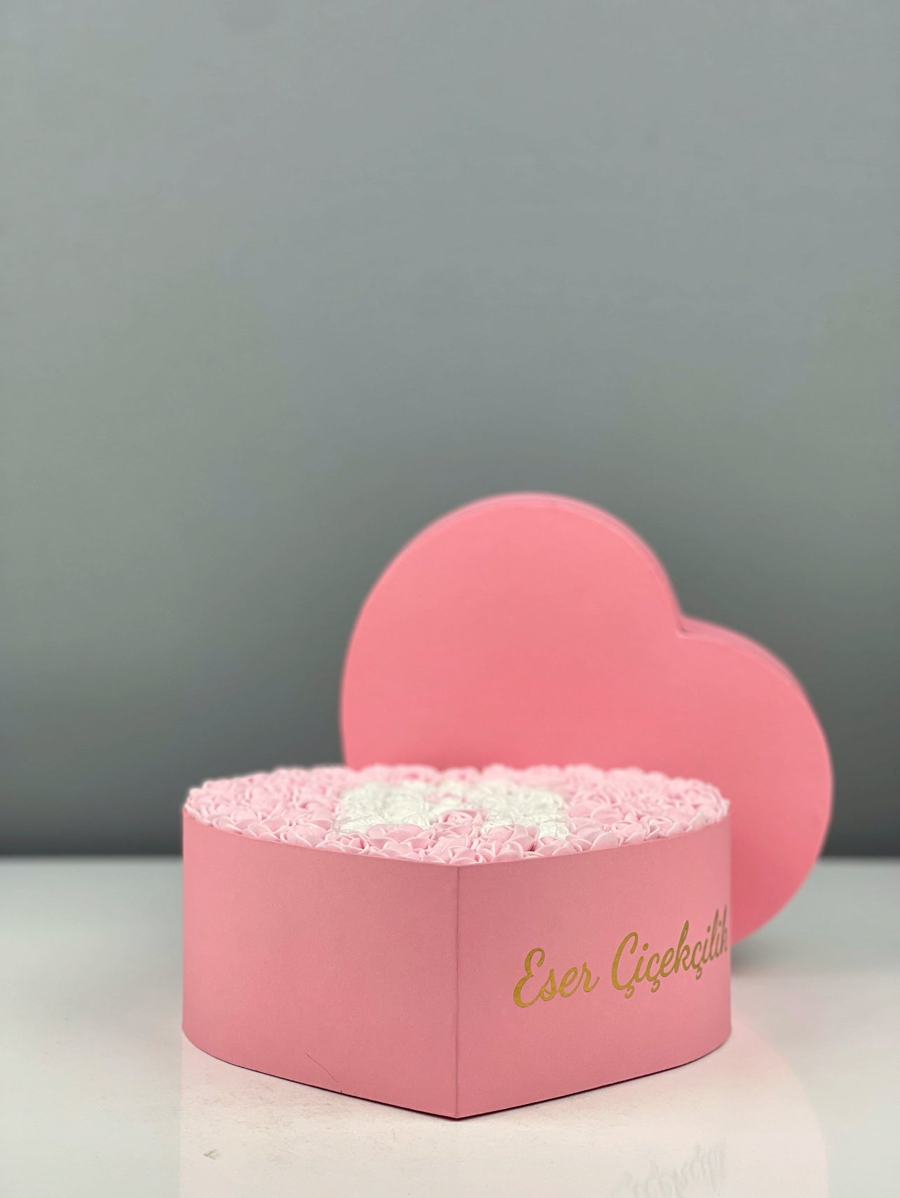 Üstten bakışta 20 cm pembe kalp kutuda pembe güller ve beyaz harf tasarımın zarif düzeni
